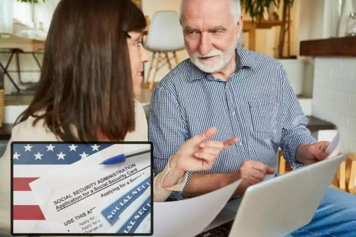 Pareja de personas mayores conversando frente a una computadora portátil con documentos de la seguridad social de Estados Unidos en primer plano