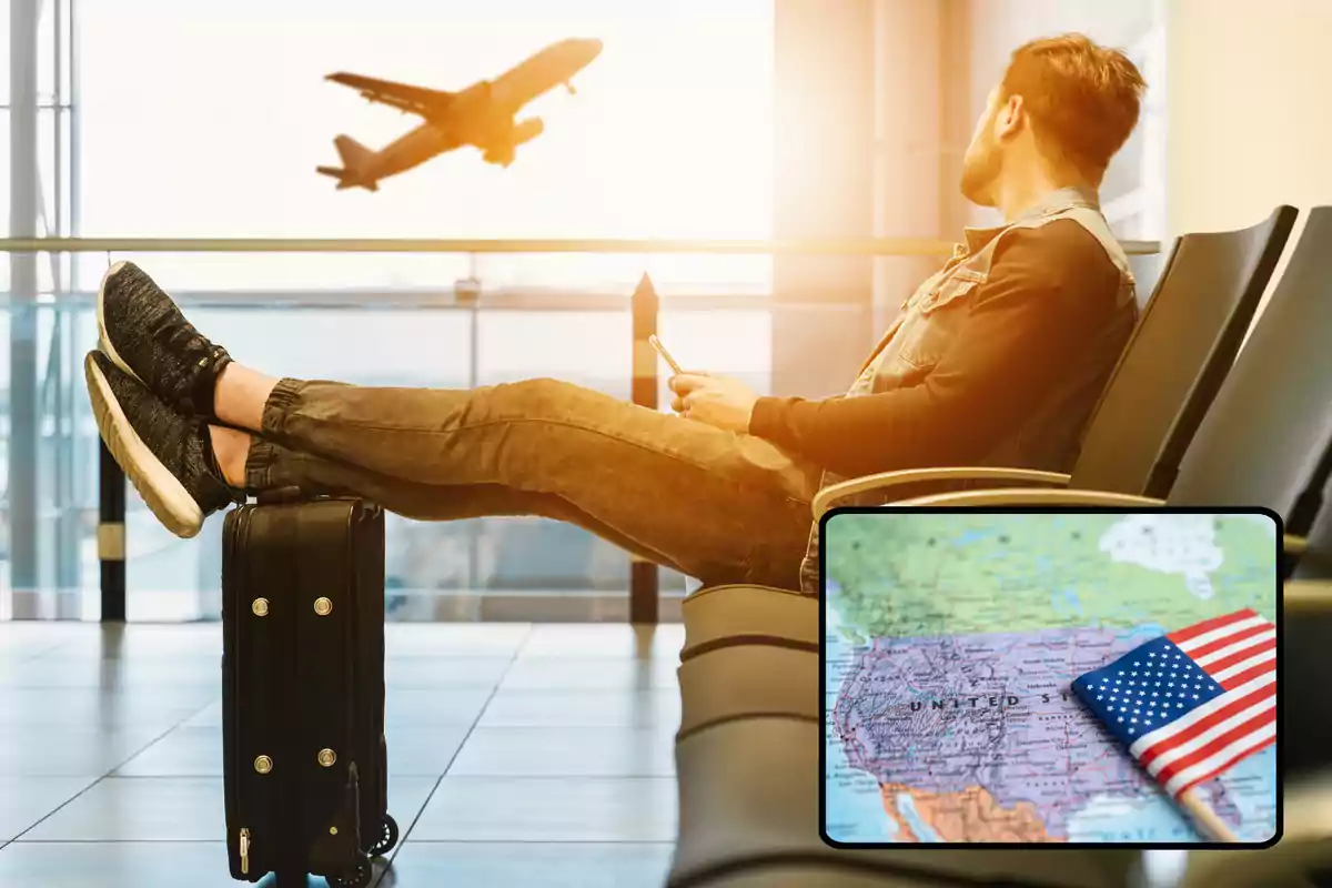 Hombre sentado en una sala de espera de aeropuerto con los pies sobre una maleta mirando un avión despegando y un recuadro con un mapa de Estados Unidos y una pequeña bandera estadounidense