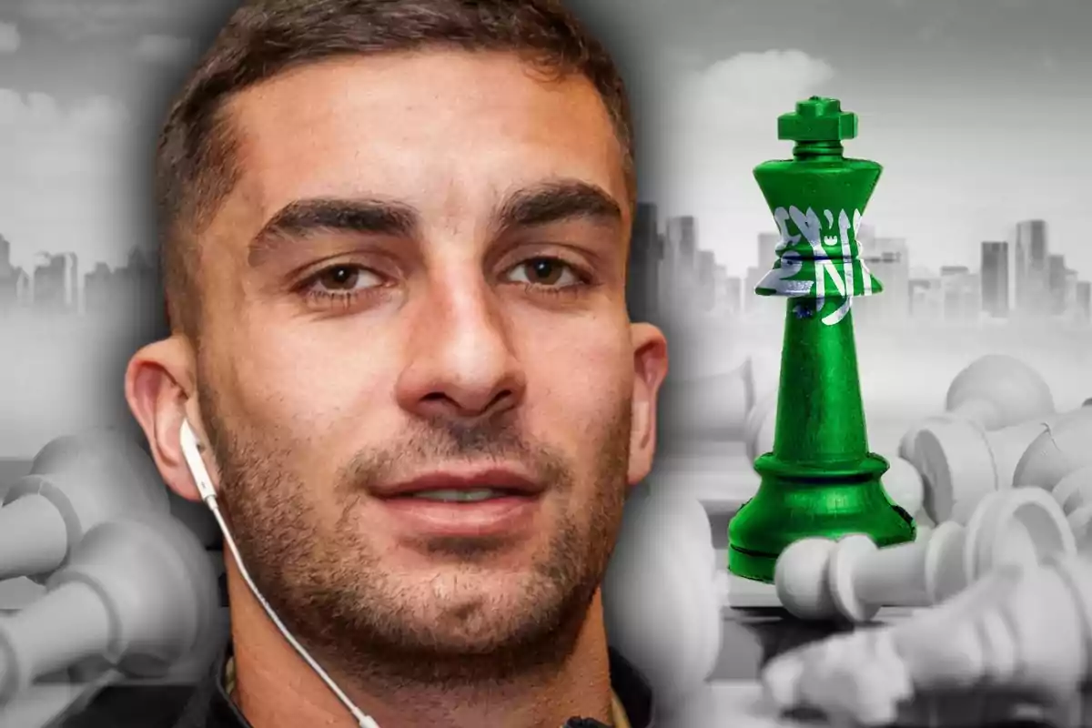 Primer plano de un hombre con auriculares junto a una pieza de ajedrez verde con símbolos árabes, sobre un fondo de piezas caídas y una ciudad difuminada.