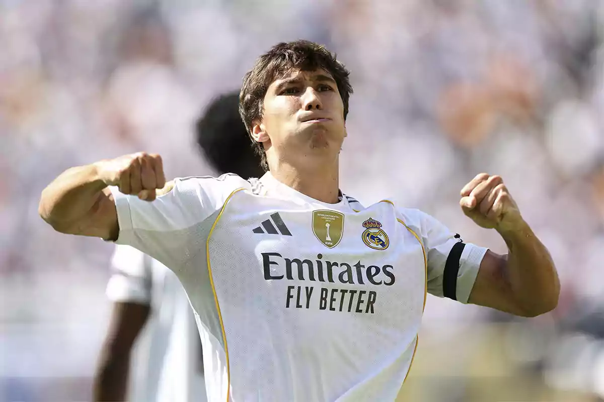 Futbolista del Real Madrid celebrando un gol con los puños levantados y el pecho inflado durante un partido Futbolista del Real Madrid celebrando un gol con los puños levantados y el pecho inflado durante un partido