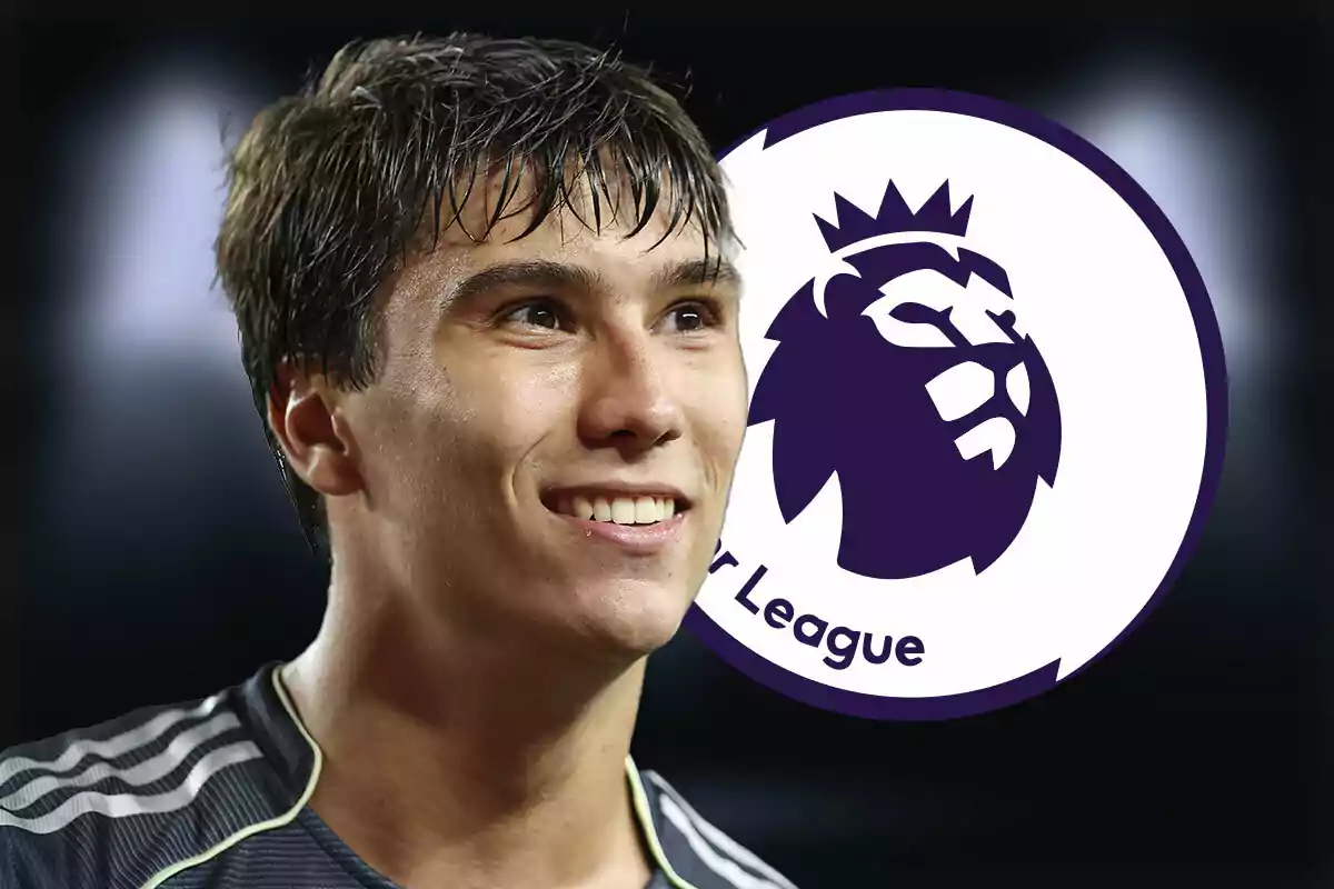 Joven futbolista sonriente con el logo de la Premier League al fondo