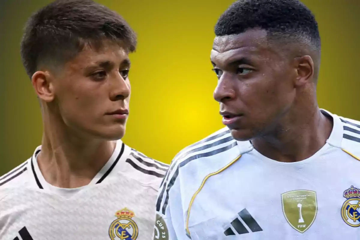 Dos futbolistas con uniforme del Real Madrid mirándose frente a un fondo amarillo difuminado