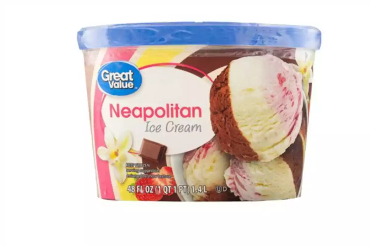 Envase de helado napolitano de la marca Great Value con tapa azul y diseño que muestra bolas de helado de chocolate, vainilla y fresa Envase de helado napolitano de la marca Great Value con tapa azul y diseño que muestra bolas de helado de chocolate, vainilla y fresa