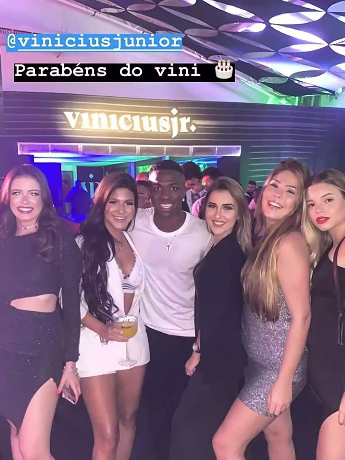 Vinícius se supera en sus fiestas a medida que cumple años Vinícius se supera en sus fiestas a medida que cumple años