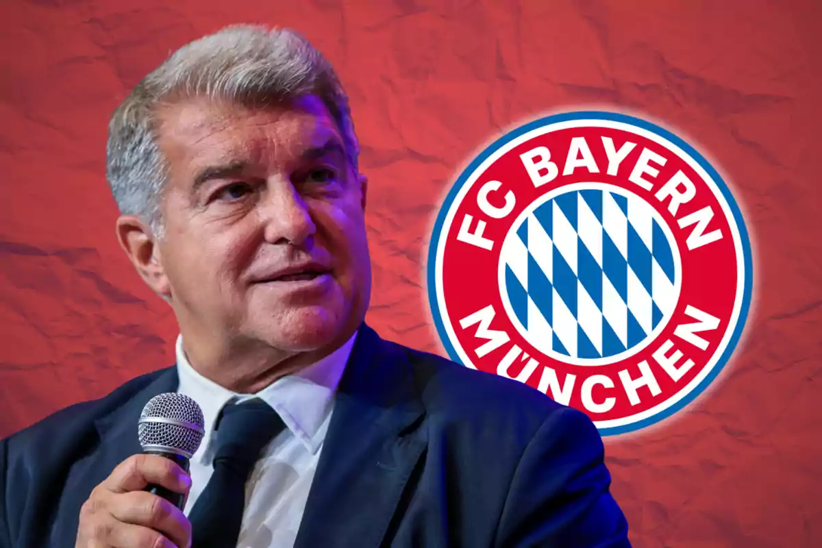 Hombre de cabello canoso con micrófono en la mano y el logo del FC Bayern München al fondo sobre un fondo rojo