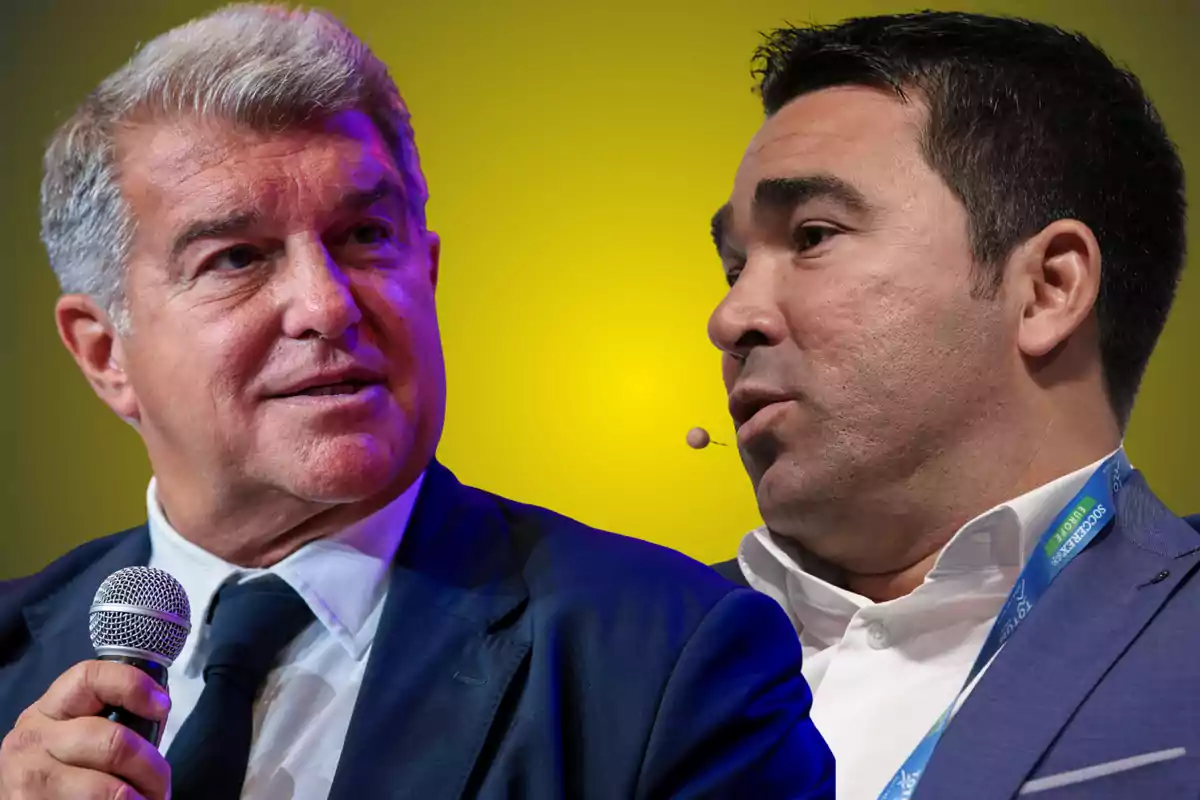 Dos hombres vestidos de traje conversan frente a un fondo amarillo, uno sostiene un micrófono y el otro lleva un micrófono de diadema.