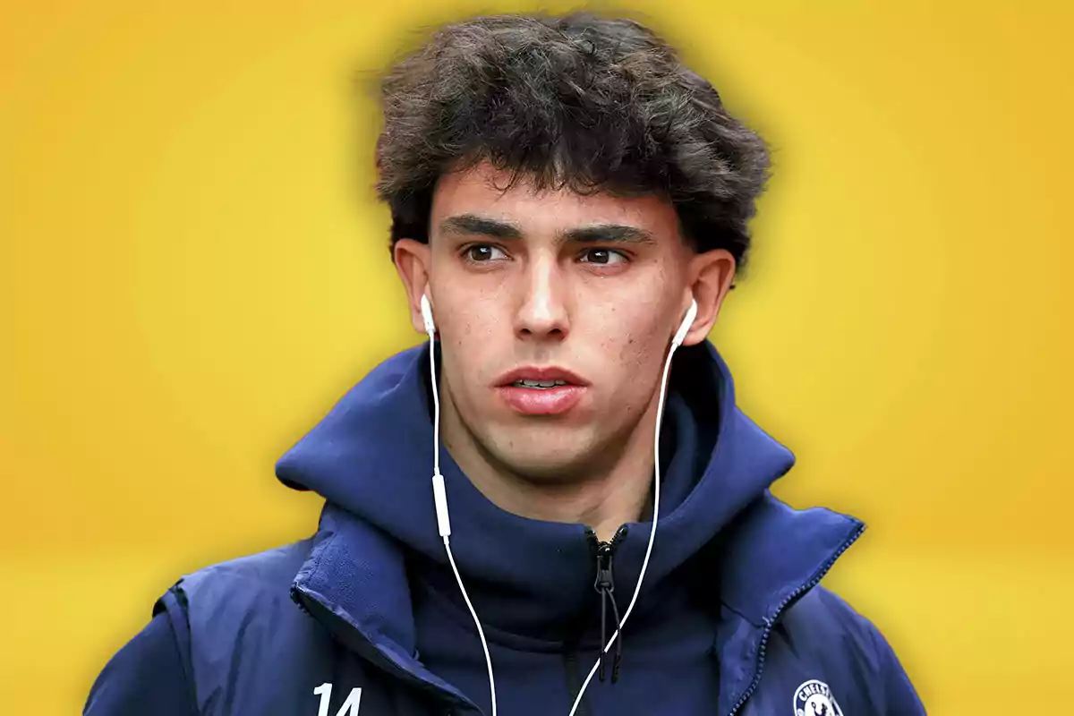 Joven con chaqueta azul y auriculares blancos sobre fondo amarillo