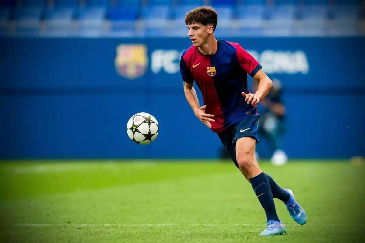 Jugador de fútbol con uniforme del FC Barcelona corriendo en el campo mientras observa el balón durante un partido Jugador de fútbol con uniforme del FC Barcelona corriendo en el campo mientras observa el balón durante un partido