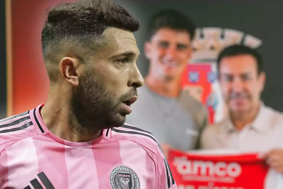 Futbolista con uniforme rosa del Inter de Miami en primer plano con dos personas desenfocadas al fondo sosteniendo una bufanda roja