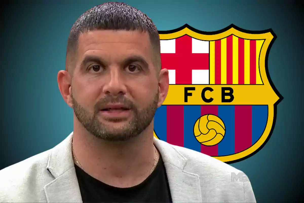 Hombre de cabello corto y barba con chaqueta clara frente al escudo del FC Barcelona