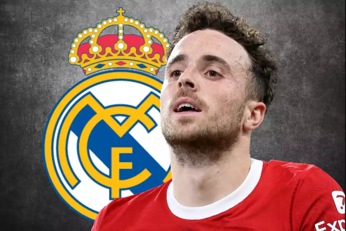 Futbolista con camiseta roja frente al escudo del Real Madrid sobre un fondo gris