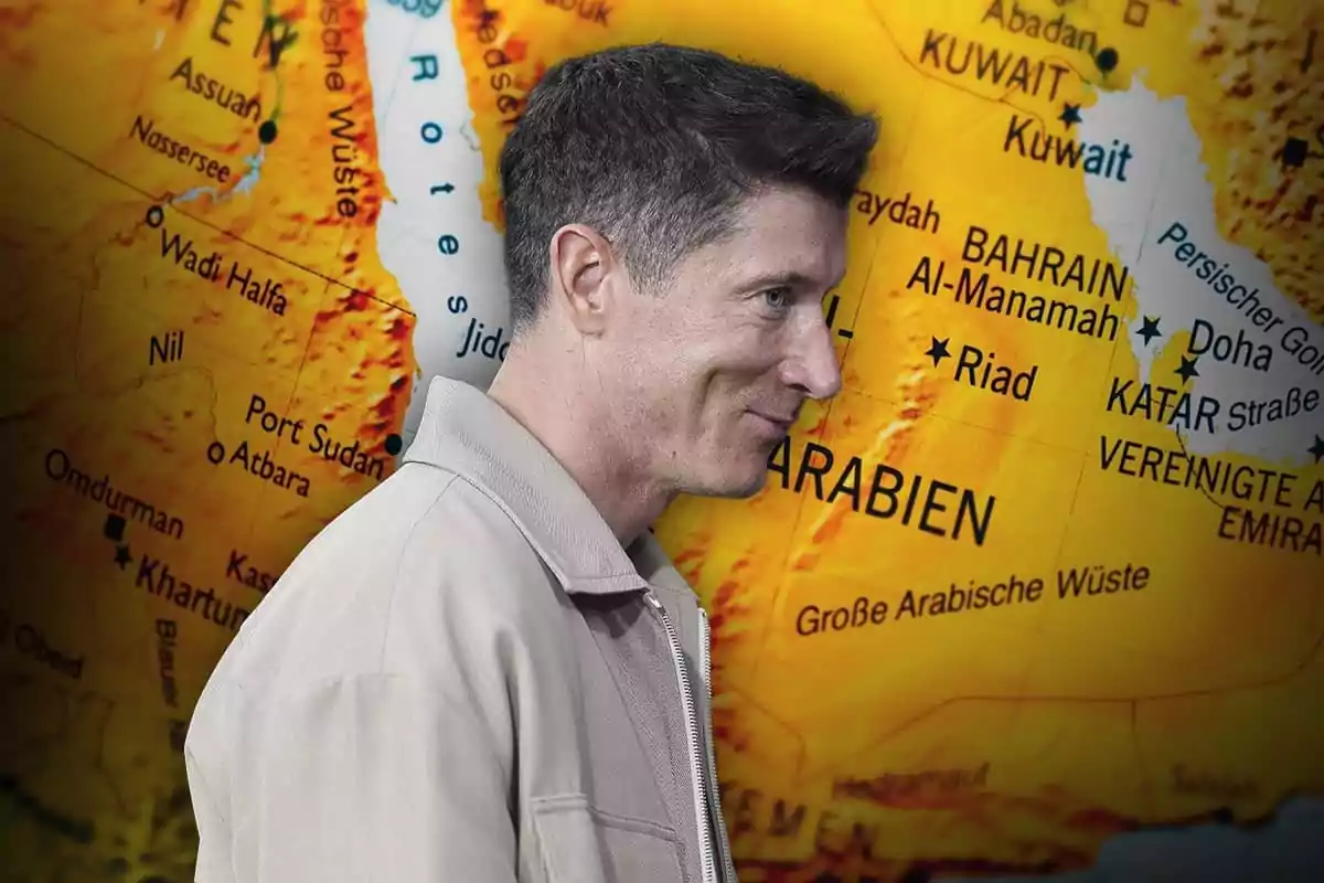 Hombre de cabello corto y chaqueta beige de perfil frente a un mapa de Medio Oriente en alemán