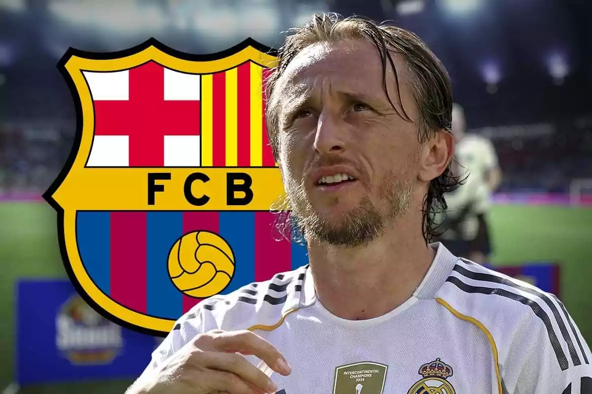 Un futbolista con la camiseta del Real Madrid aparece frente al escudo del FC Barcelona en un estadio iluminado