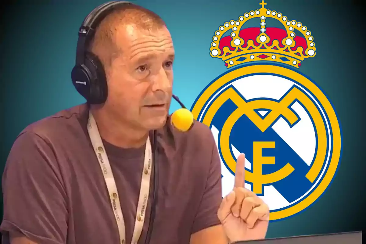 Hombre con auriculares y micrófono hablando mientras levanta un dedo con el escudo del Real Madrid de fondo