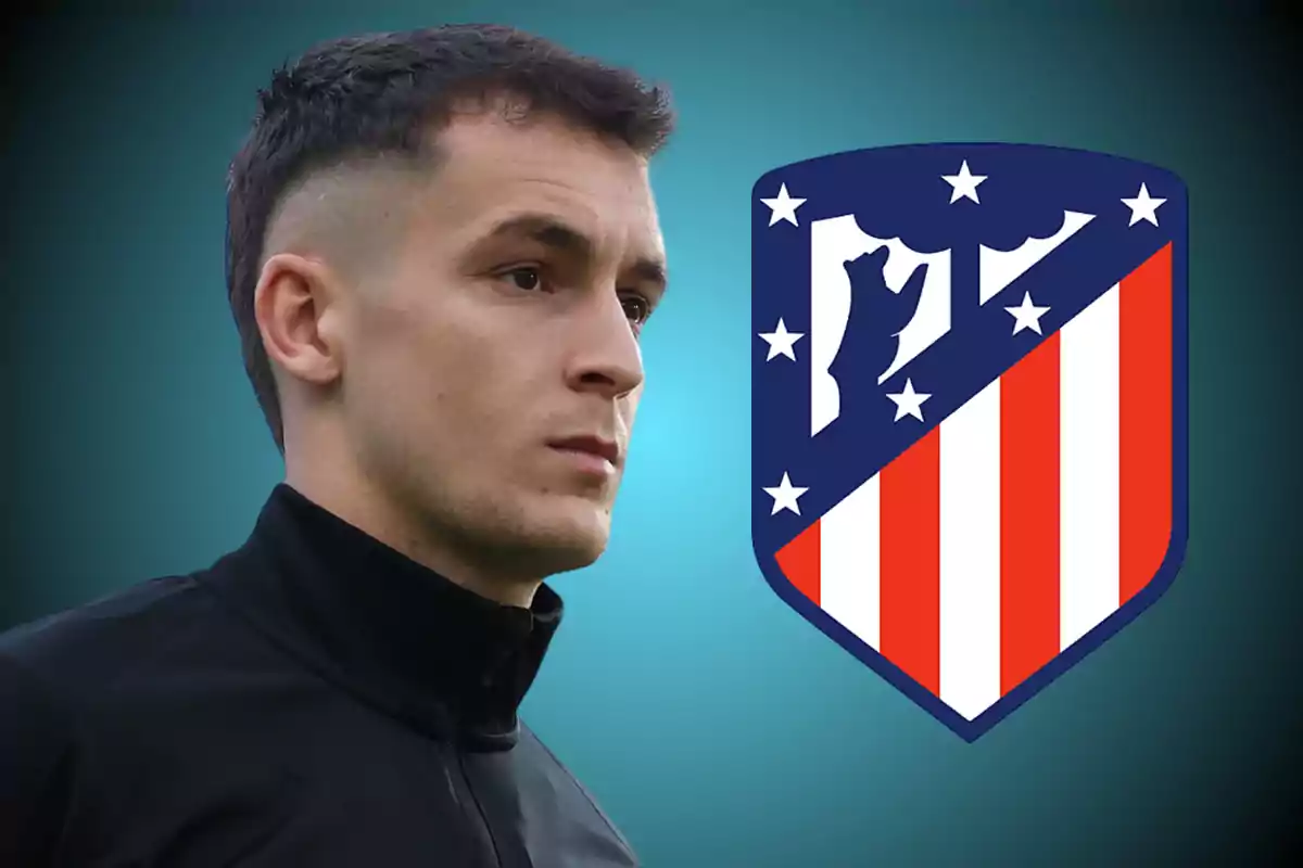 Jugador de fútbol con chaqueta negra junto al escudo del Atlético de Madrid sobre un fondo azul degradado