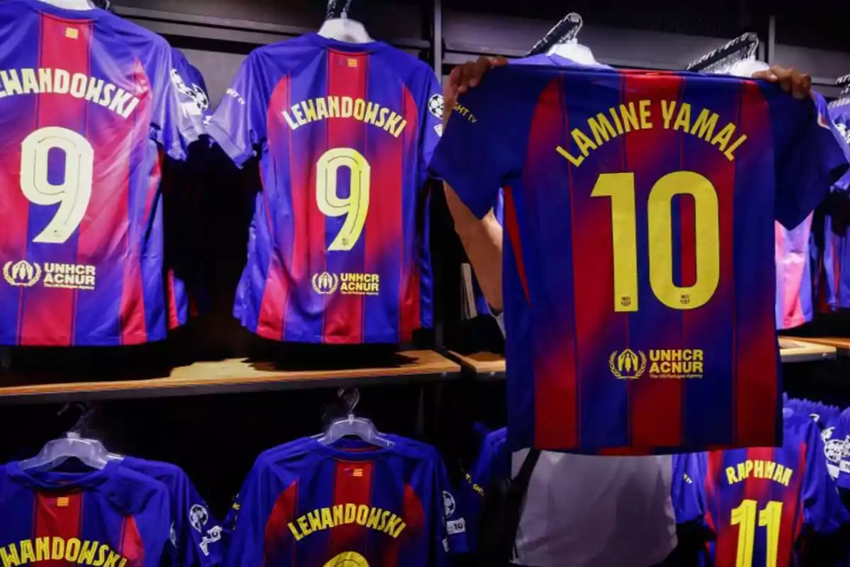 Lamine Yamal le da 10 millones al Barça en el primer día de la venta de su camiseta Lamine Yamal le da 10 millones al Barça en el primer día de la venta de su camiseta