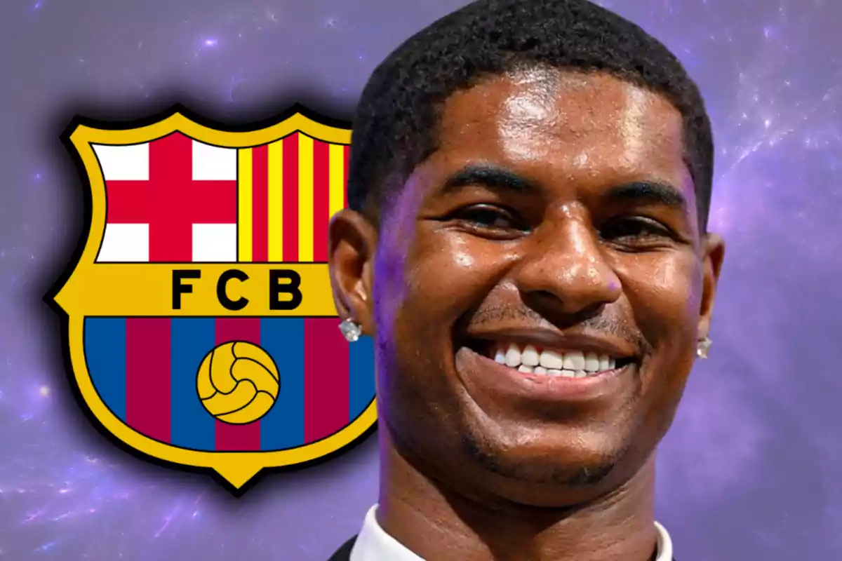 Un hombre sonriente en primer plano con el escudo del FC Barcelona de fondo sobre un fondo morado.