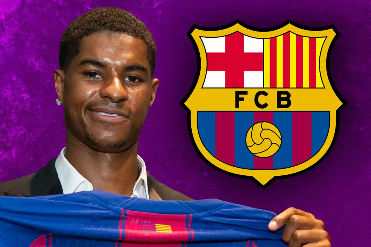 Un futbolista sostiene una camiseta azulgrana frente al escudo del FC Barcelona sobre un fondo morado