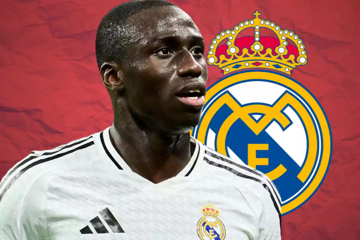 Futbolista con camiseta blanca del Real Madrid frente al escudo del club sobre un fondo rojo
