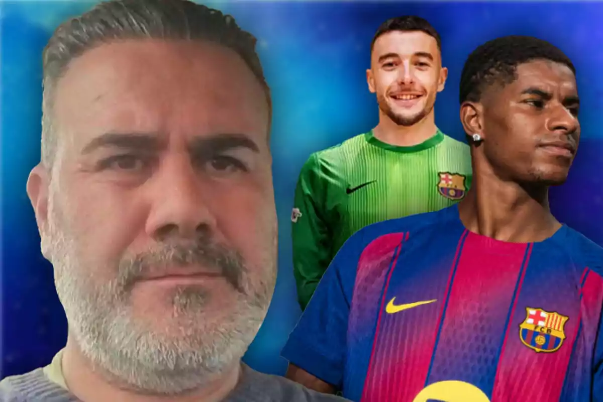 Tres hombres posan frente a un fondo azul, uno de ellos lleva un jersey verde de portero del Barcelona y otro viste una camiseta azulgrana del mismo equipo