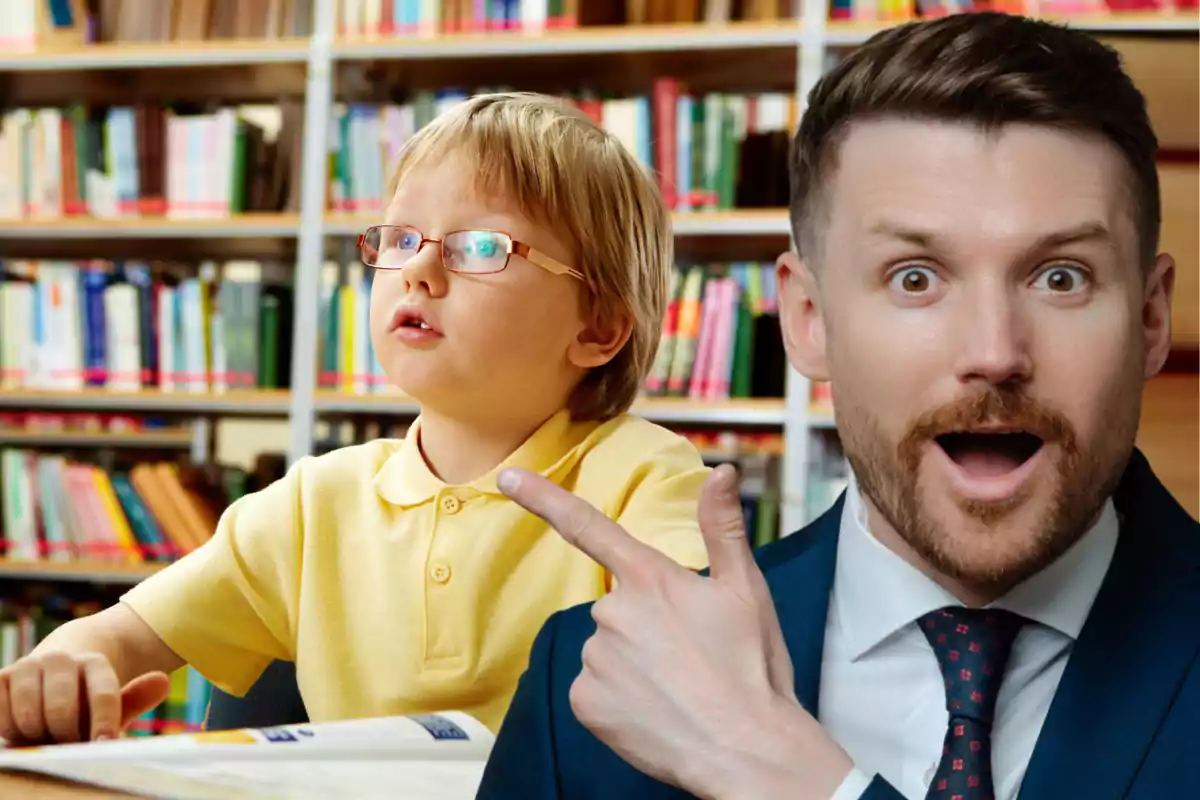 Hombre sorprendido señalando a un niño con gafas que está leyendo en una biblioteca