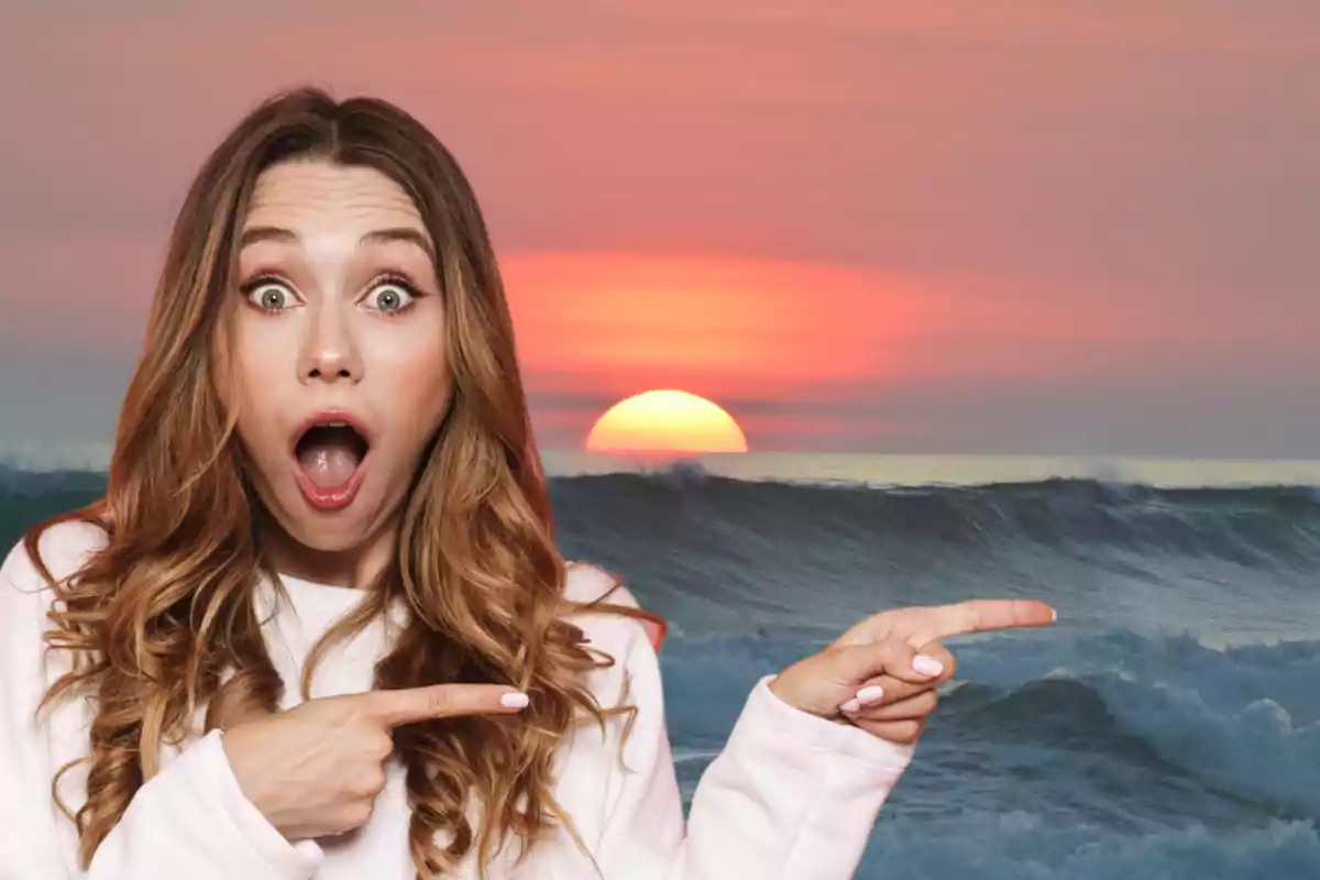 Mujer sorprendida señalando hacia un atardecer en la playa con olas grandes Mujer sorprendida señalando hacia un atardecer en la playa con olas grandes