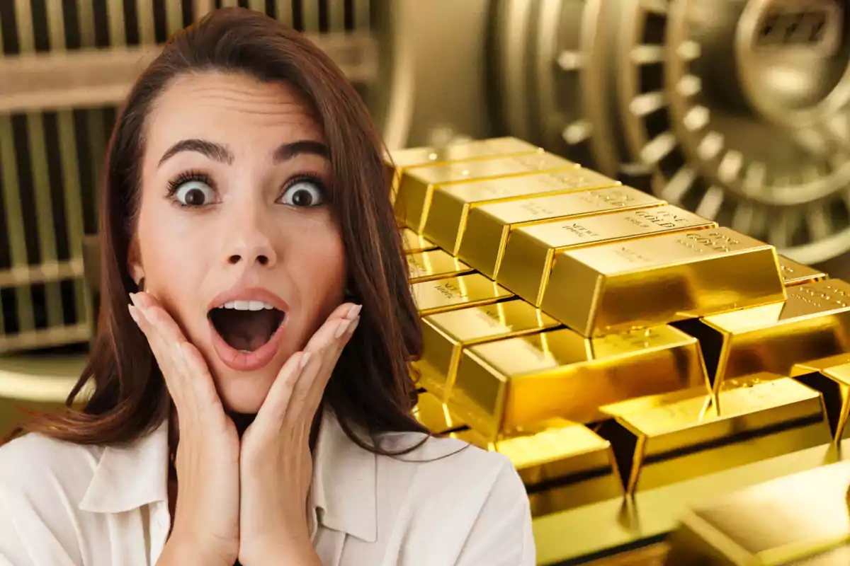 Mujer sorprendida con las manos en el rostro frente a una pila de lingotes de oro en una bóveda bancaria