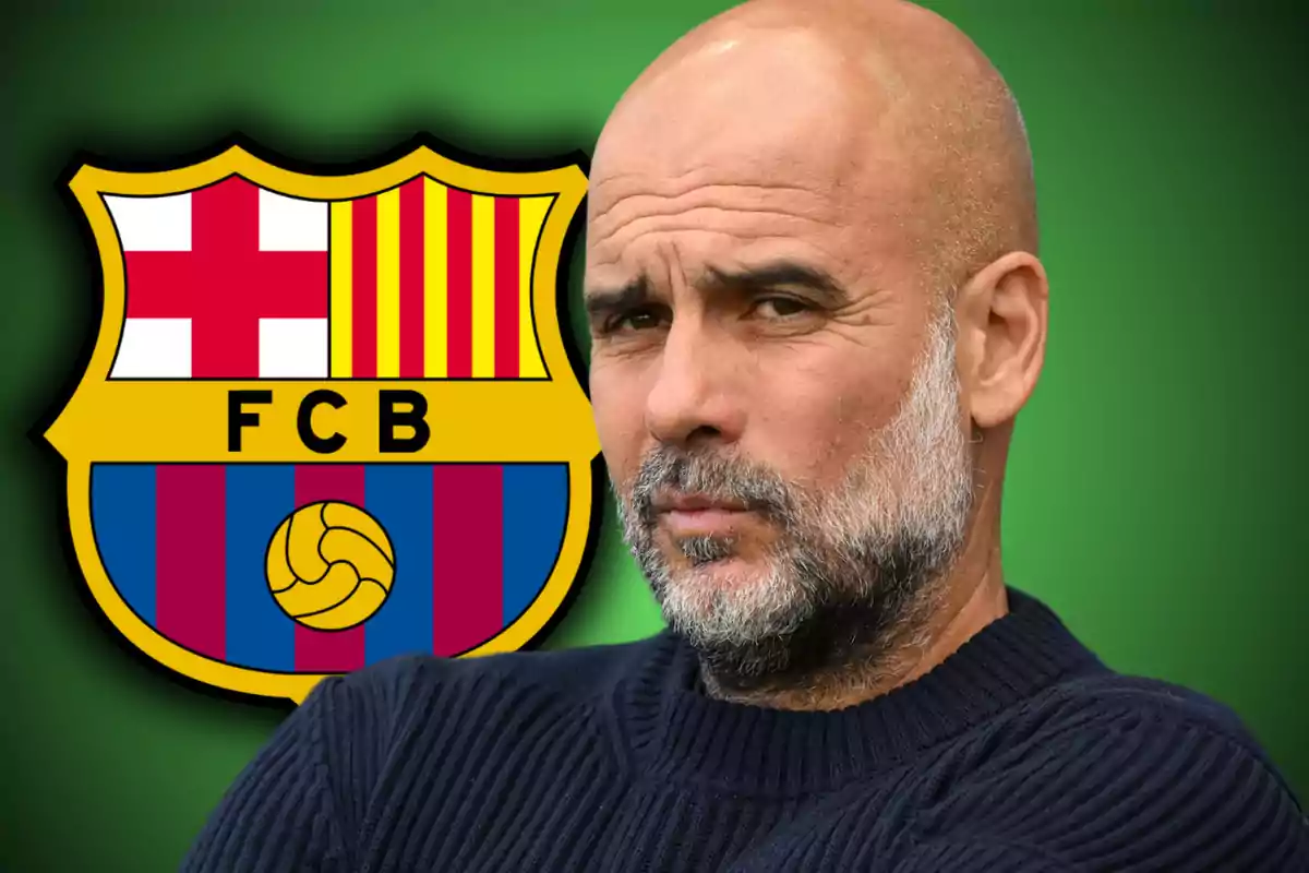 Hombre calvo con barba y suéter oscuro frente al escudo del FC Barcelona sobre un fondo verde difuminado