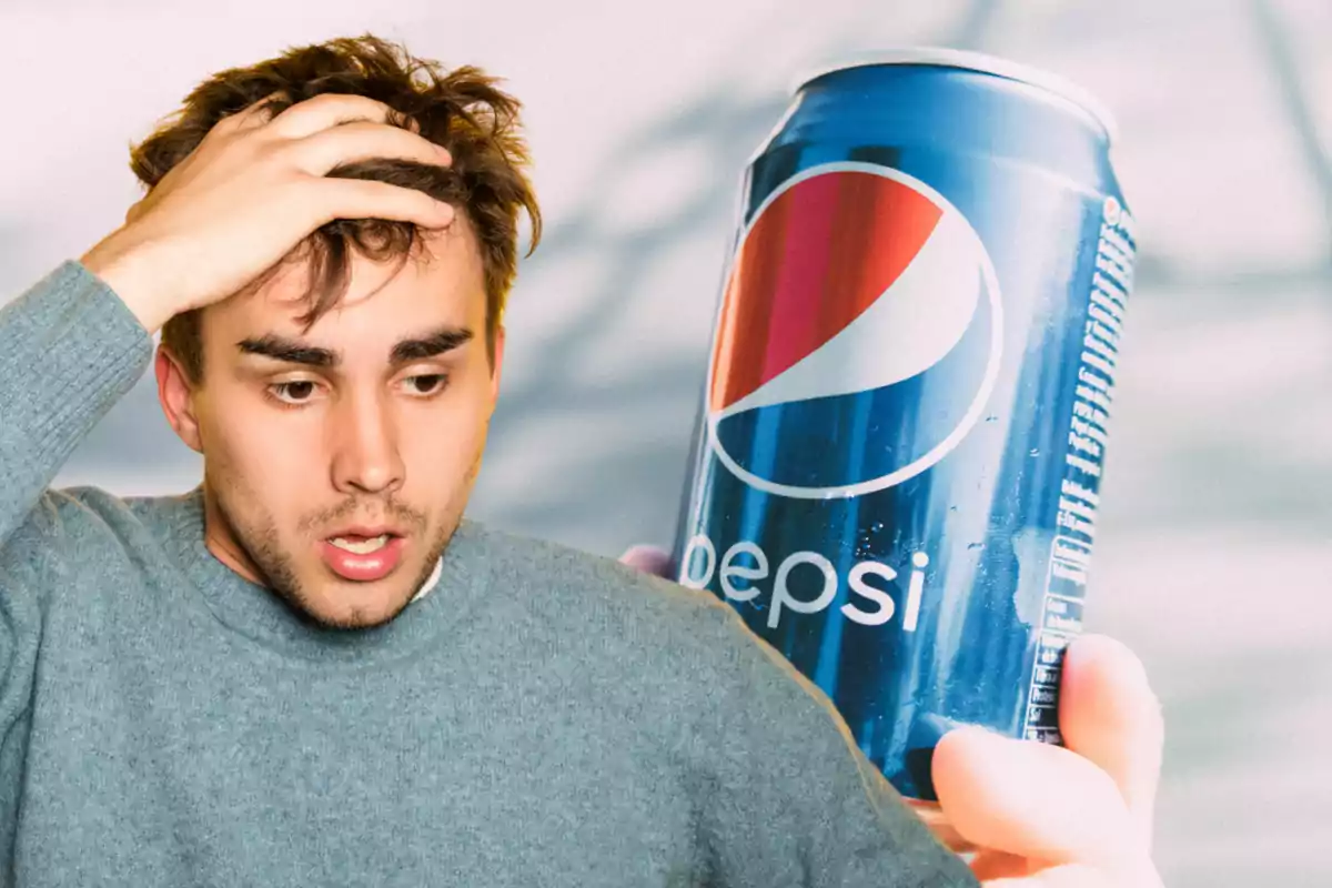 Hombre joven con expresión de sorpresa o preocupación mientras sostiene una lata de Pepsi