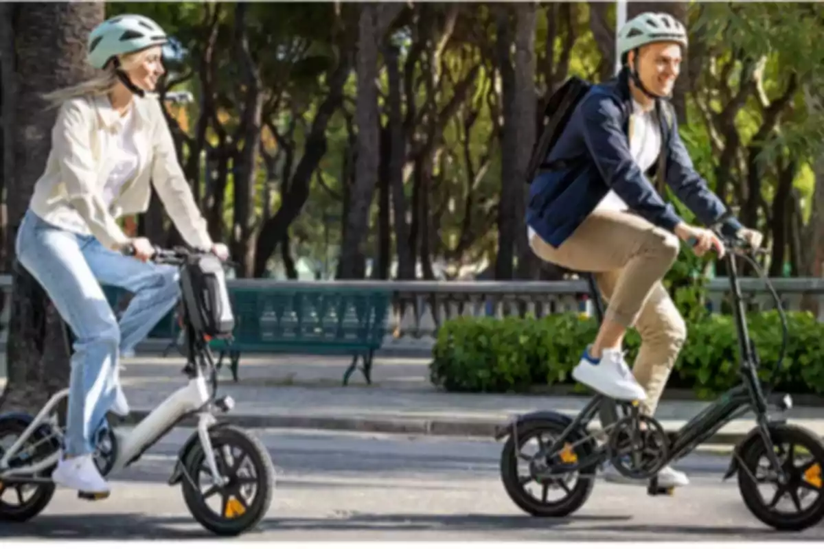 El pedaleo es un movimiento suave y fluido que fortalece los músculos de las piernas y mejora la circulación sin castigar las articulaciones.