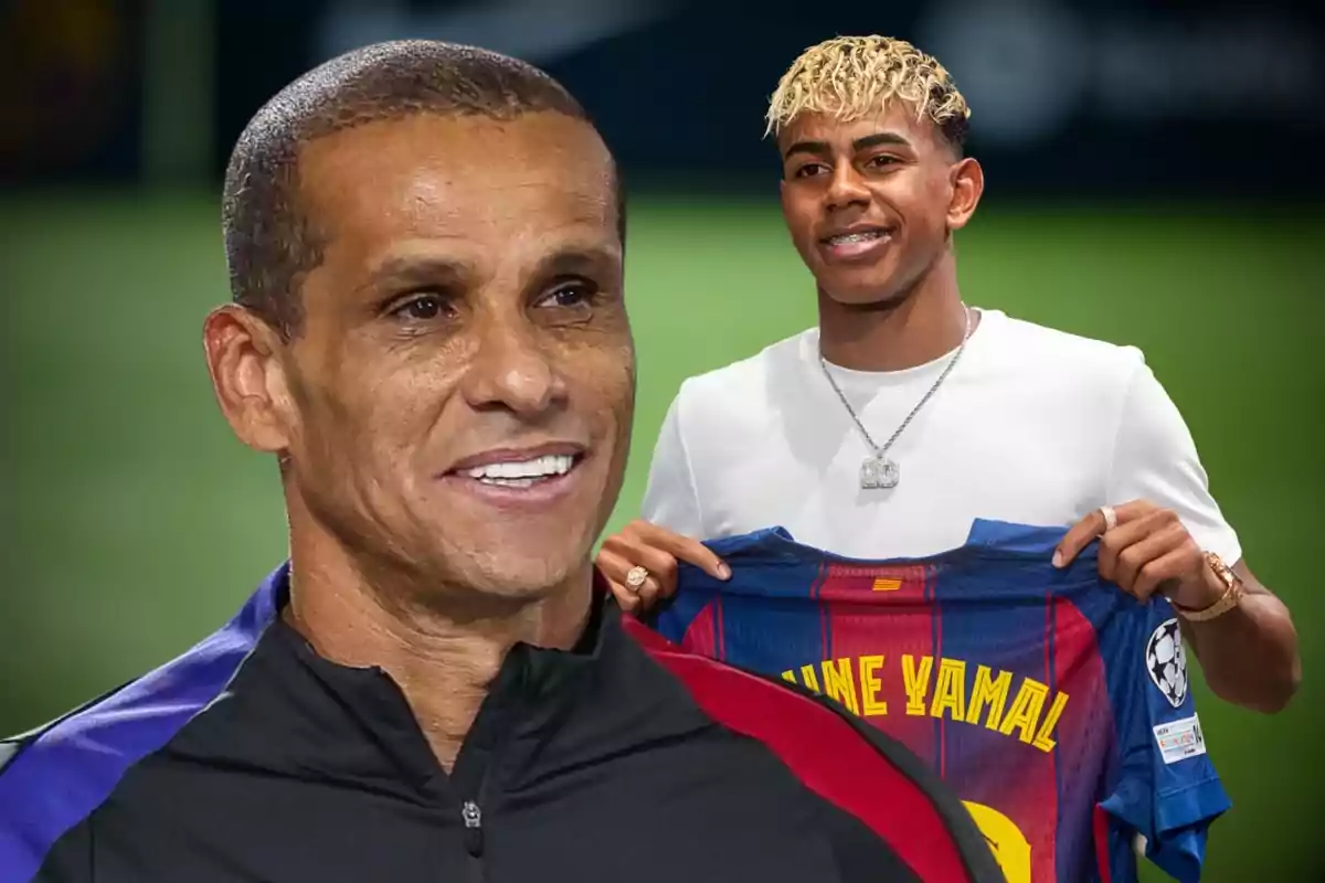 Un hombre sonriente en primer plano y al fondo un joven sosteniendo una camiseta de fútbol azulgrana con el nombre Lamine Yamal