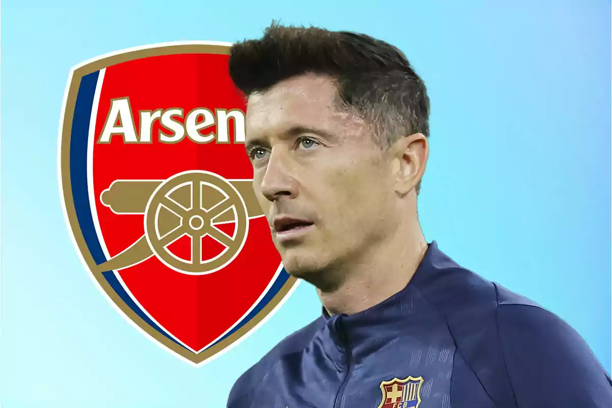 Un futbolista con chaqueta del Barcelona aparece frente al escudo del Arsenal sobre un fondo azul.