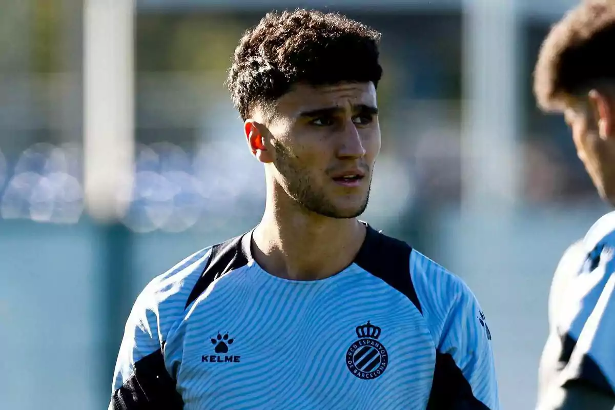 Jugador de fútbol con camiseta de entrenamiento del RCD Espanyol durante una práctica al aire libre Jugador de fútbol con camiseta de entrenamiento del RCD Espanyol durante una práctica al aire libre