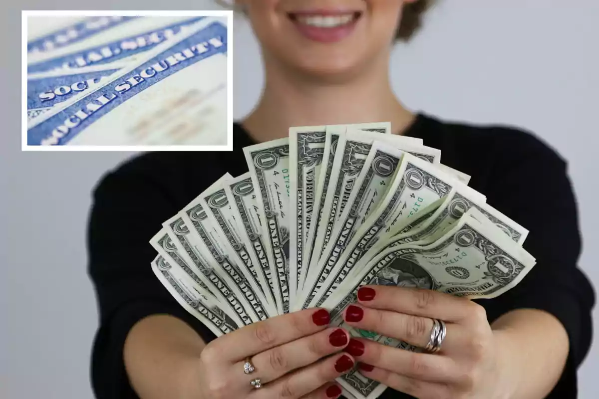 Mujer sonriente sostiene varios billetes de un dólar en abanico y en la esquina superior izquierda aparece una tarjeta de seguro social de Estados Unidos desenfocada