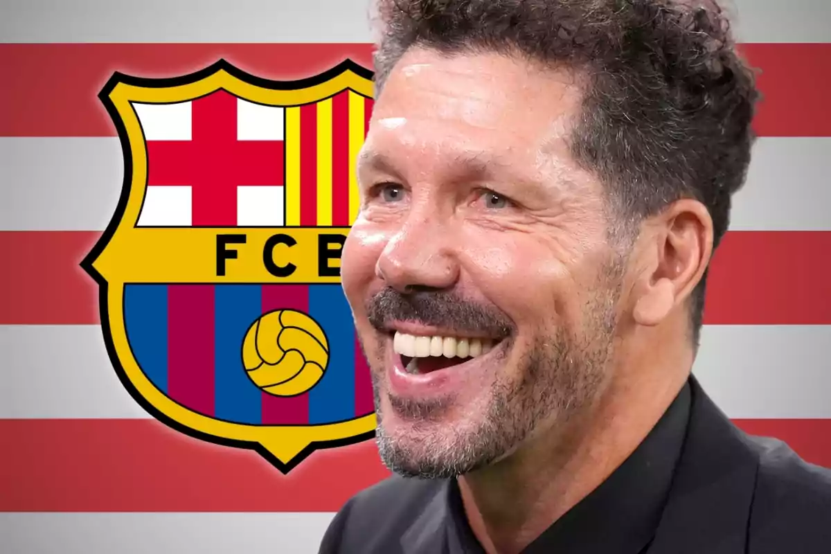 Hombre sonriente en primer plano con el escudo del FC Barcelona de fondo sobre un diseño de rayas rojas y blancas