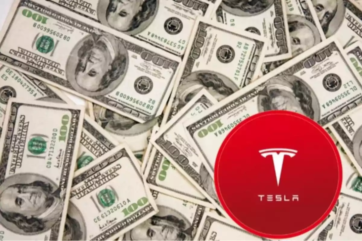 Billetes de cien dólares estadounidenses con el logotipo de Tesla sobre un círculo rojo