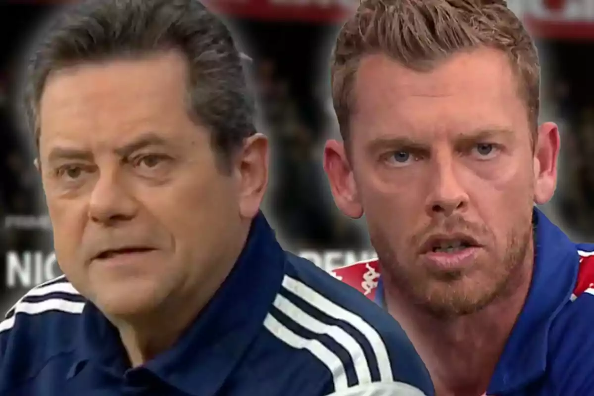 Dos hombres con expresión seria usando chaquetas deportivas en un entorno de estudio televisivo.
