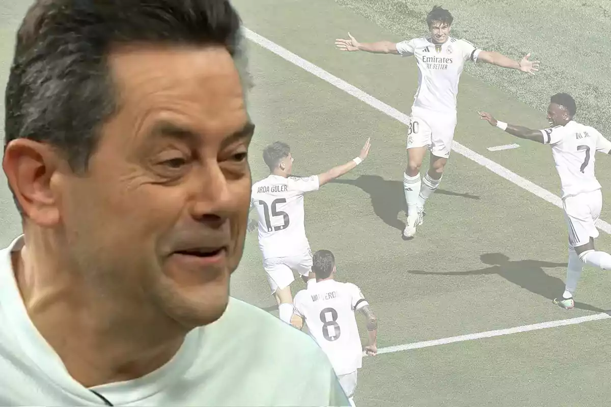 Un hombre sonriente en primer plano con una imagen de jugadores de fútbol celebrando un gol en el fondo difuminado