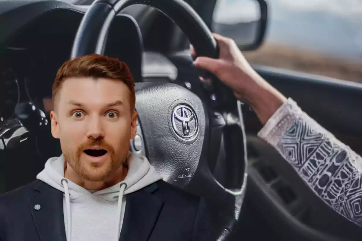 Hombre sorprendido frente a un volante de automóvil Toyota mientras una persona conduce