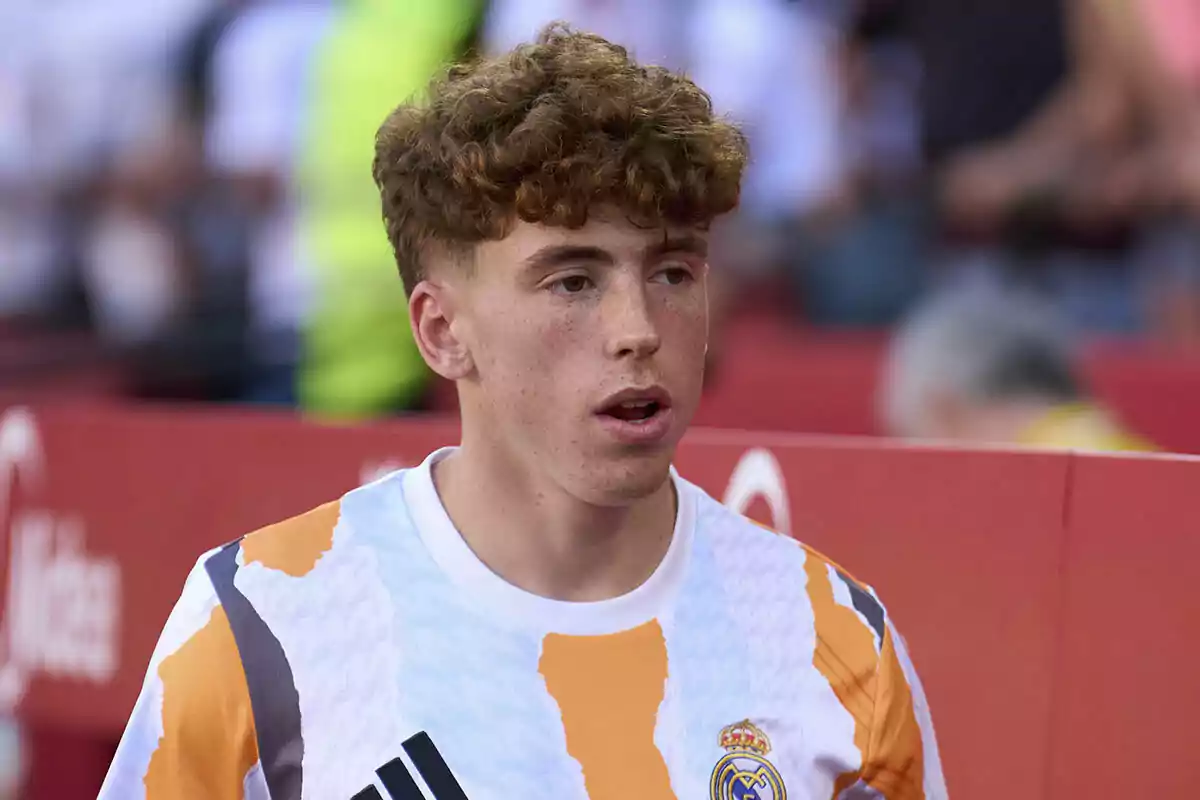 Víctor Muñoz wearing a Real Madrid training jersey in a stadium. Víctor Muñoz wearing a Real Madrid training jersey in a stadium.
