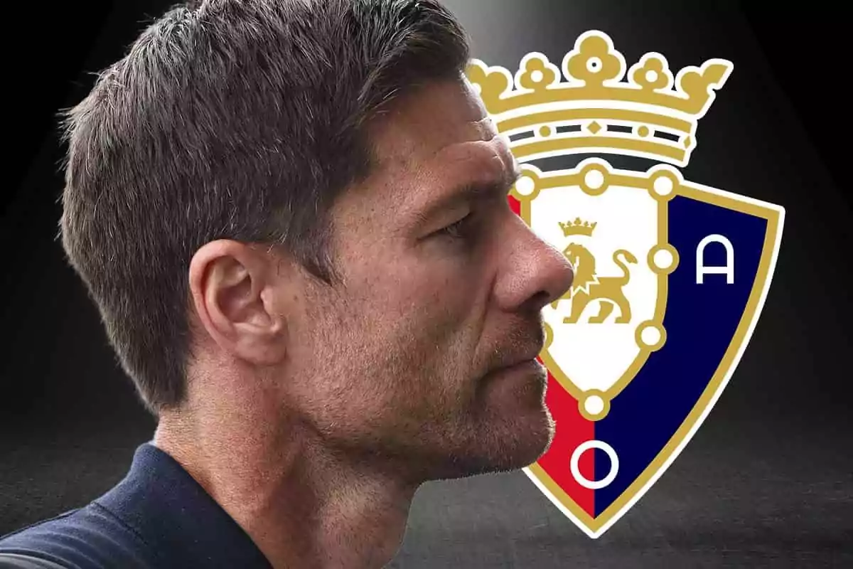 Hombre de perfil frente al escudo del club Osasuna