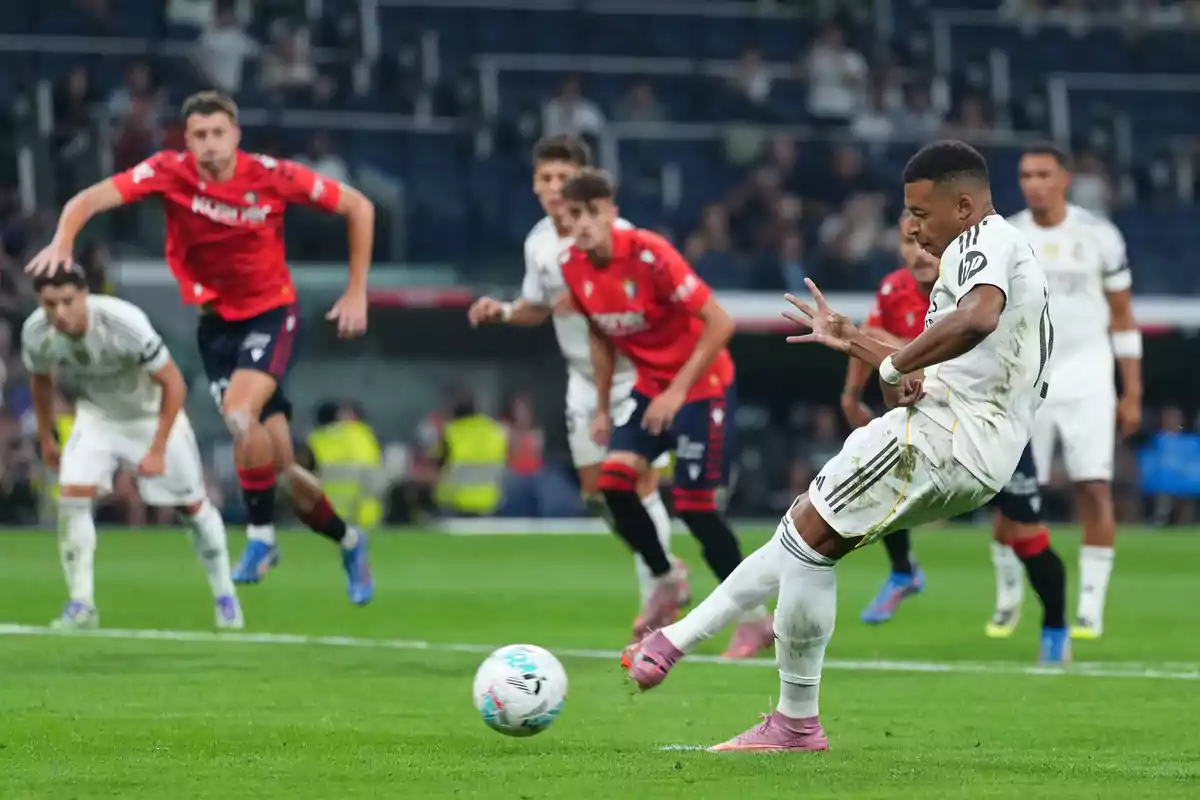 Mbappé inicia la temporada a lo grande: marcando de penalti
