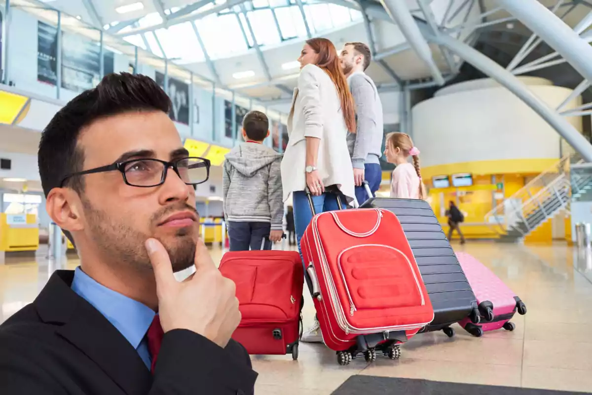 Un hombre pensativo en primer plano y una familia con maletas en un aeropuerto moderno