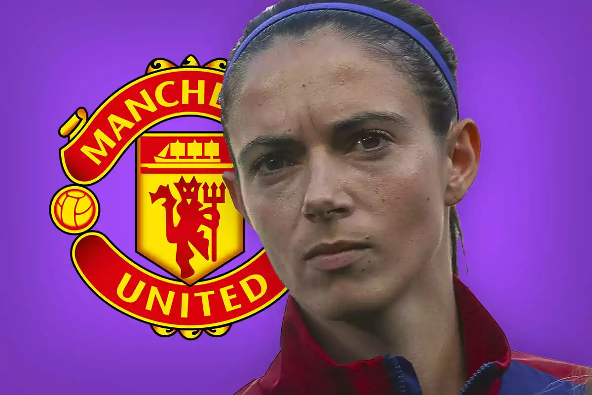 Futbolista con cinta azul en la cabeza frente al escudo del Manchester United sobre un fondo morado
