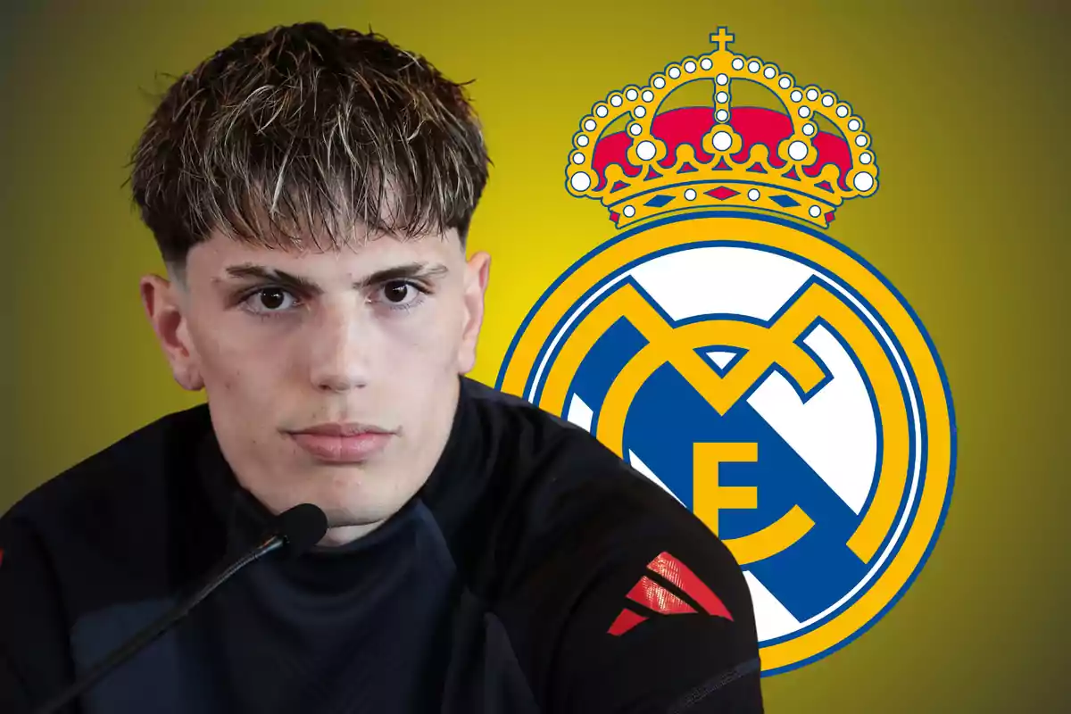 Joven con micrófono al frente y el escudo del Real Madrid de fondo sobre un fondo amarillo.