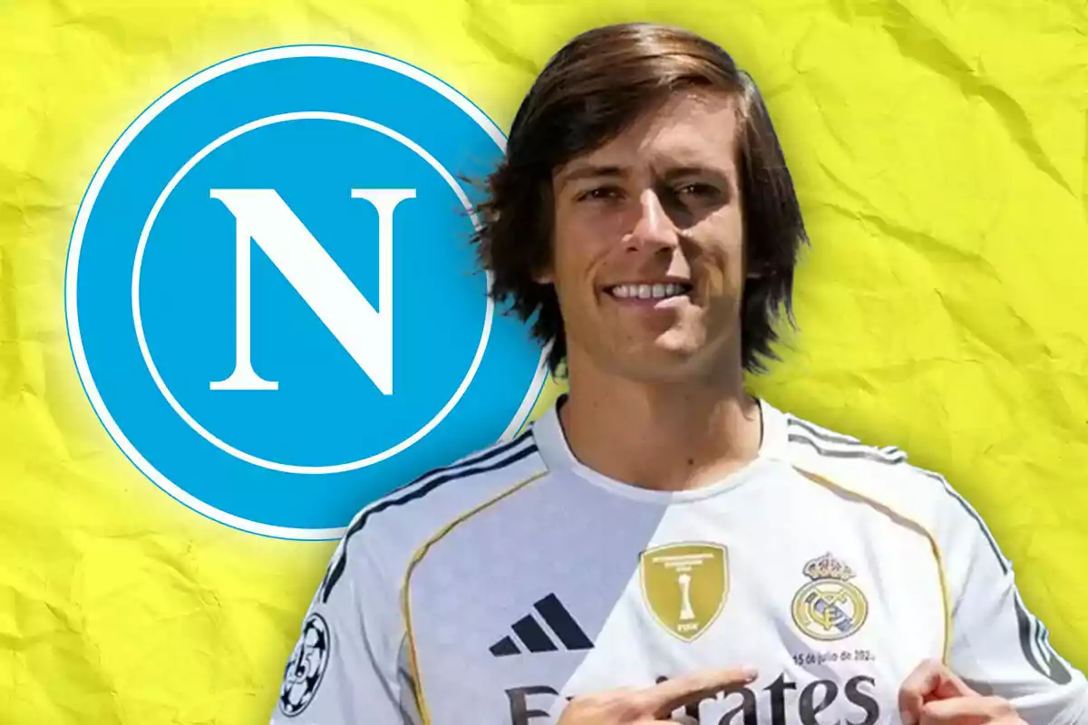 Un futbolista con camiseta del Real Madrid sonríe frente al escudo del Napoli sobre un fondo amarillo.