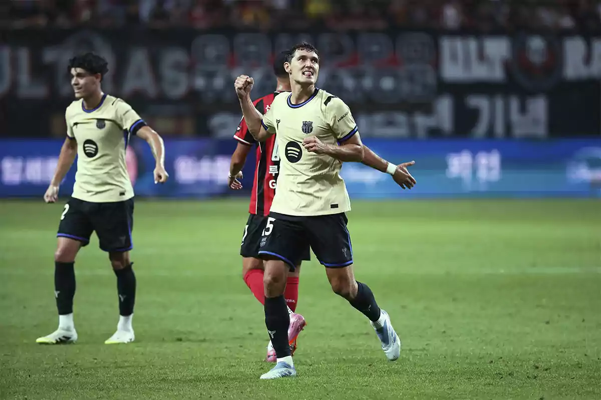 Jugadores del FC Barcelona celebran una jugada durante un partido de fútbol en un estadio lleno Jugadores del FC Barcelona celebran una jugada durante un partido de fútbol en un estadio lleno