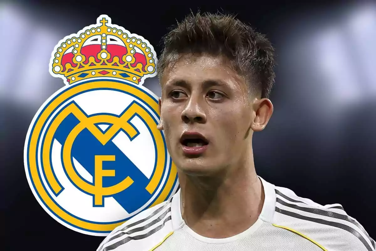 Un futbolista con camiseta blanca aparece en primer plano con el escudo del Real Madrid de fondo