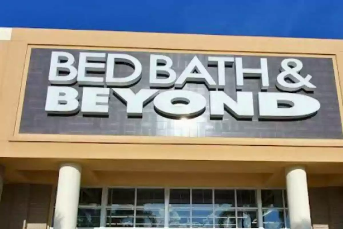 Fachada de una tienda con el letrero Bed Bath and Beyond en letras grandes y blancas Fachada de una tienda con el letrero Bed Bath and Beyond en letras grandes y blancas