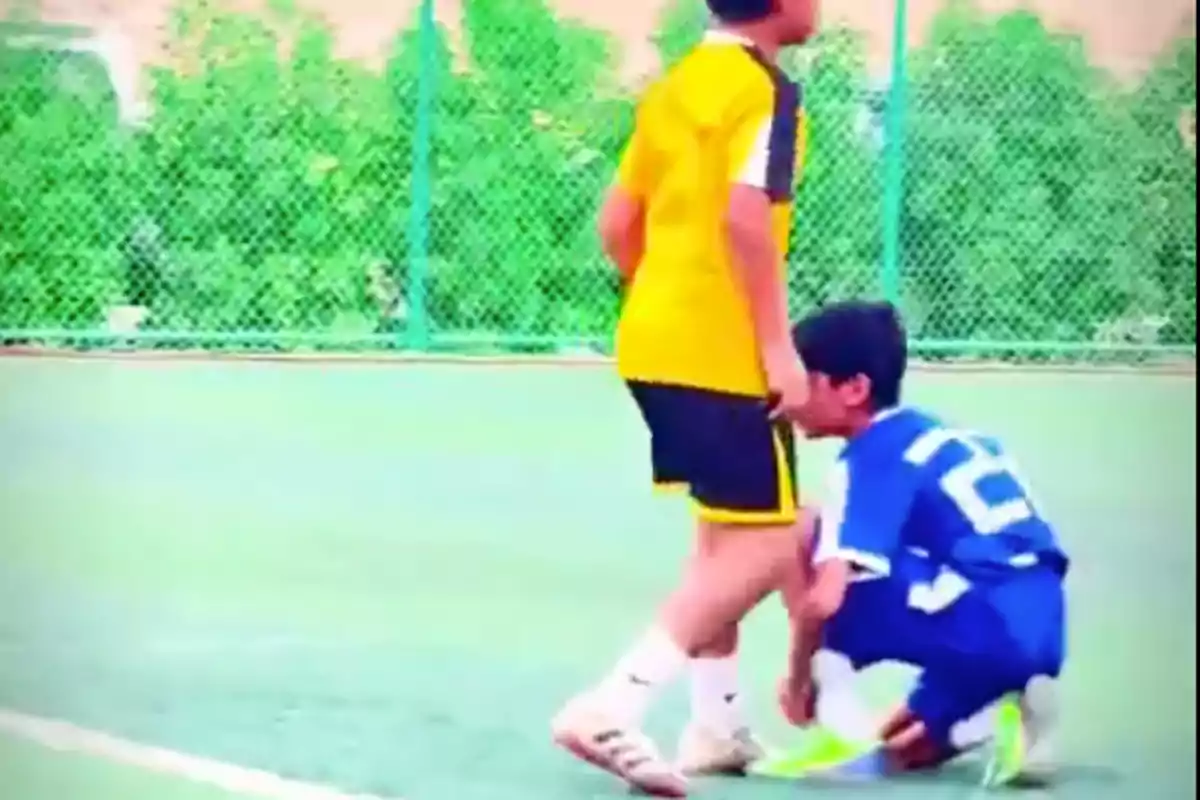 Los pisotones, empujones y entradas violentas de este niño se han hecho virales Los pisotones, empujones y entradas violentas de este niño se han hecho virales